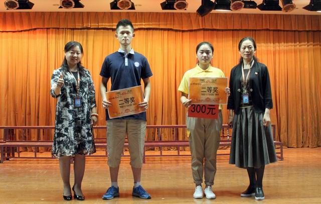 調整大小 11、蘇曉紅主任和張榮霞主任給獲得二等獎的代表隊頒獎.jpg