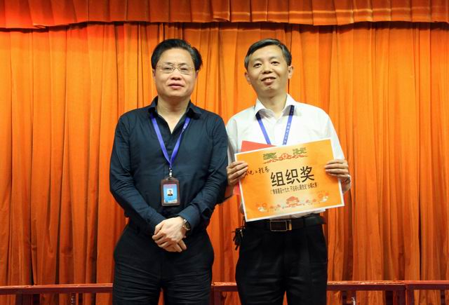 調整大小 9、任建設副院長(cháng)給機電工程系頒發(fā)組織獎.jpg