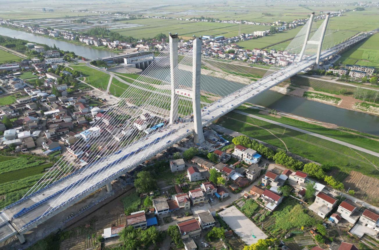 建設投資集團（原路橋集團）G347安九二期楊灣河特大橋。安徽建工集團供圖