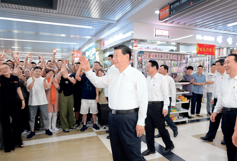 2023年9月20日至21日，中共中央總書(shū)記、國家主席、中央軍委主席習近平在浙江考察。這是20日上午，習近平在義烏國際商貿城考察時(shí)，同商戶(hù)親切交流。 新華社記者 李學(xué)仁/攝