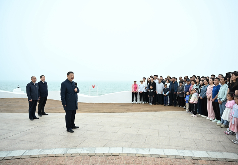 5月22日至24日，中共中央總書(shū)記、國家主席、中央軍委主席習近平在山東考察。這是22日下午，習近平在日照市陽(yáng)光海岸綠道同市民和游客親切交流。