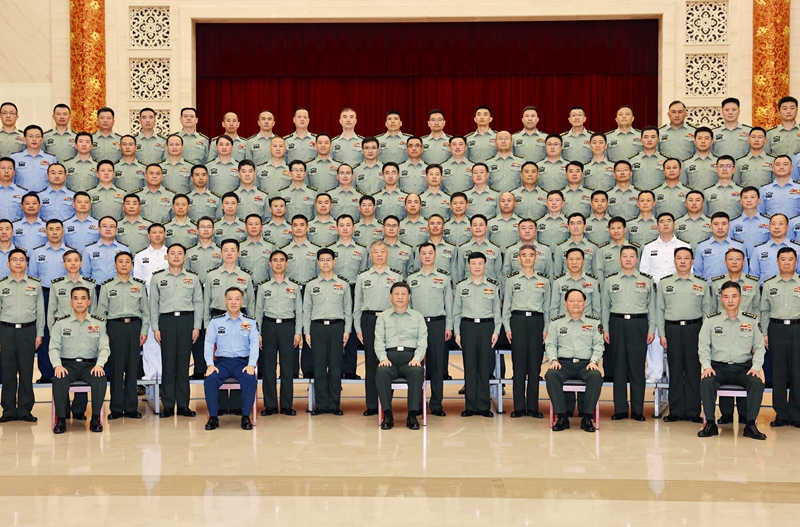 5月22日至24日，中共中央總書(shū)記、國家主席、中央軍委主席習近平在山東考察。這是23日上午，習近平在濟南親切接見(jiàn)駐濟南部隊上校以上領(lǐng)導干部，代表黨中央和中央軍委向駐濟南部隊全體官兵致以誠摯問(wèn)候。