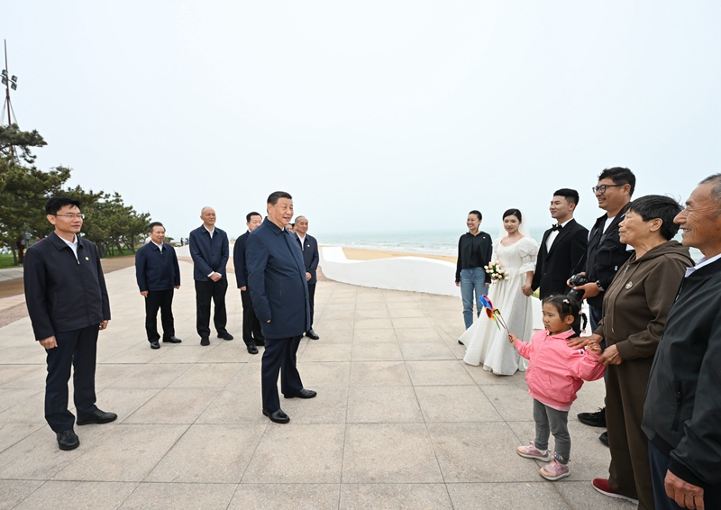 5月22日至24日，中共中央總書(shū)記、國家主席、中央軍委主席習近平在山東考察。這是22日下午，習近平在日照市陽(yáng)光海岸綠道同市民親切交流。